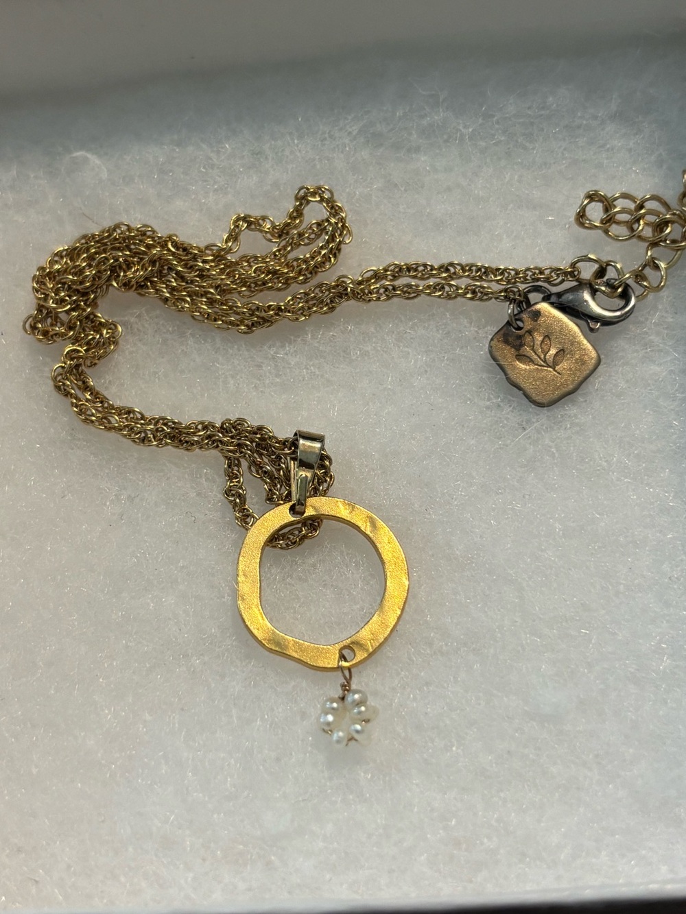 Half United Gold-Tone Circle White Flower Seed Pearl Hammered Circle Necklace - Picture 3 of 5